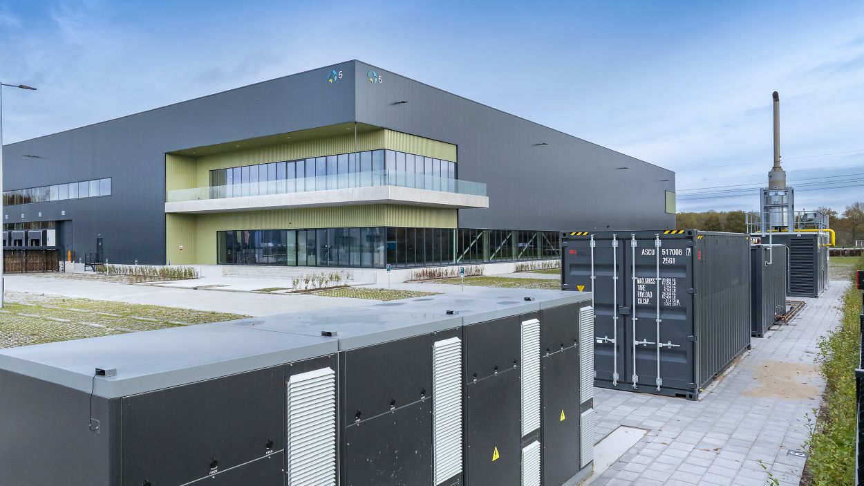 We suggest the following caption: Prologis' site in Almere, the Netherlands, is equipped with a microgrid – a local energy system that combines solar energy, storage, and backup power (© Prologis).